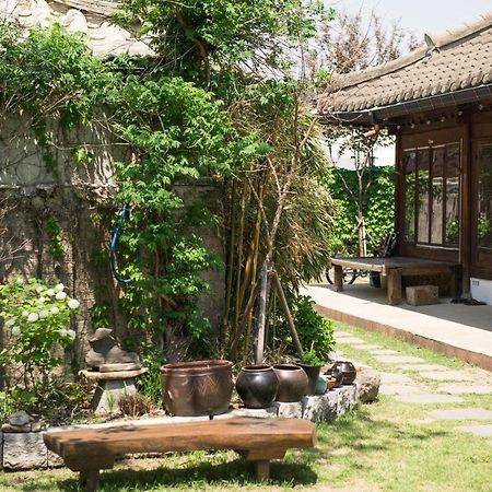 Ginkgo Tree Guesthouse จอนจู ภายนอก รูปภาพ