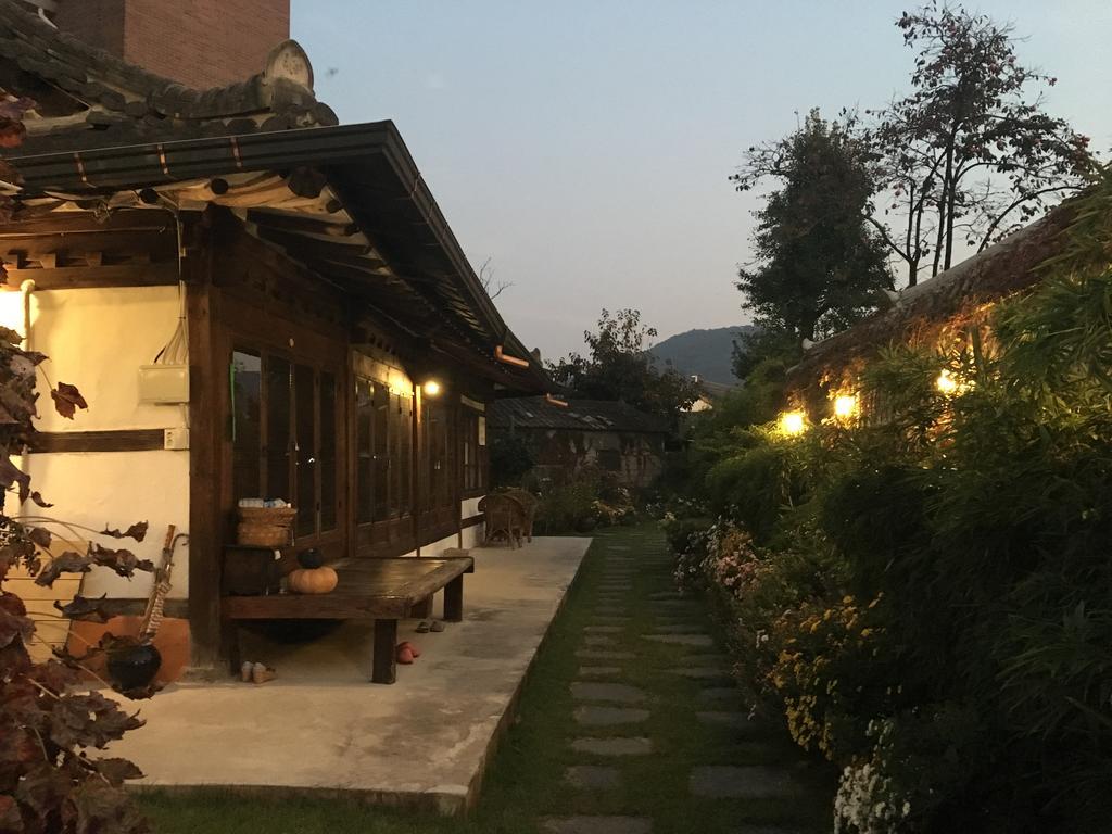 Ginkgo Tree Guesthouse จอนจู ภายนอก รูปภาพ